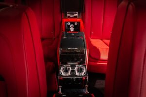 Rolls-Royce Cullinan – Shiny Black, Desert Three-Quarter