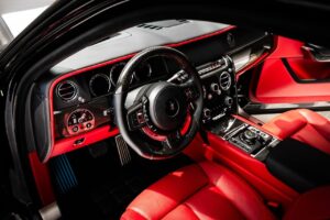 Rolls-Royce Cullinan – Shiny Black, Desert Three-Quarter