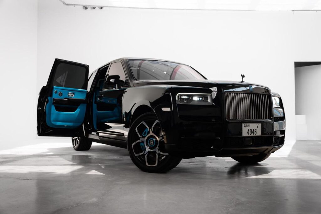 Rolls-Royce Cullinan – Black, Desert Three-Quarter