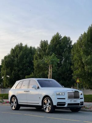 Rolls-Royce Cullinan – White, Desert Three-Quarter