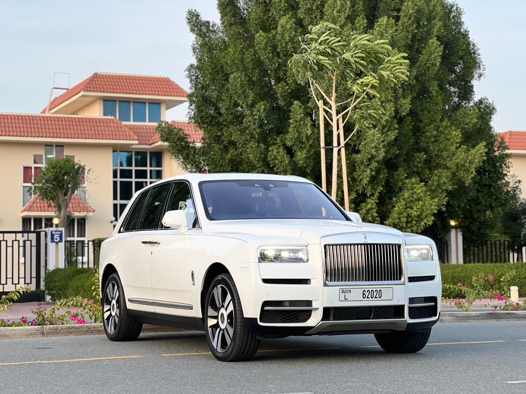Rolls-Royce Cullinan – White, Desert Three-Quarter