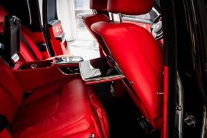 Rolls-Royce Cullinan – Shiny Black, Desert Three-Quarter