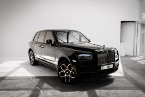 Rolls-Royce Cullinan – Black, Desert Three-Quarter