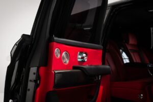 Rolls-Royce Cullinan – Shiny Black, Desert Three-Quarter