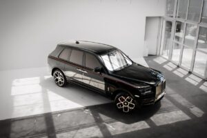 Rolls-Royce Cullinan – Shiny Black, Desert Three-Quarter