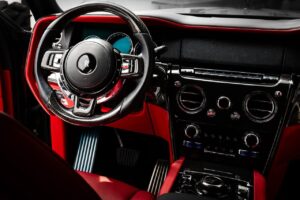 Rolls-Royce Cullinan – Shiny Black, Desert Three-Quarter